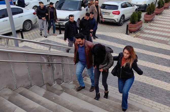 Araç Çalıp İlçe İlçe Gezen 3 Şüpheli Kıskıvrak Yakalandı; Suç Makinesi Çıktılar