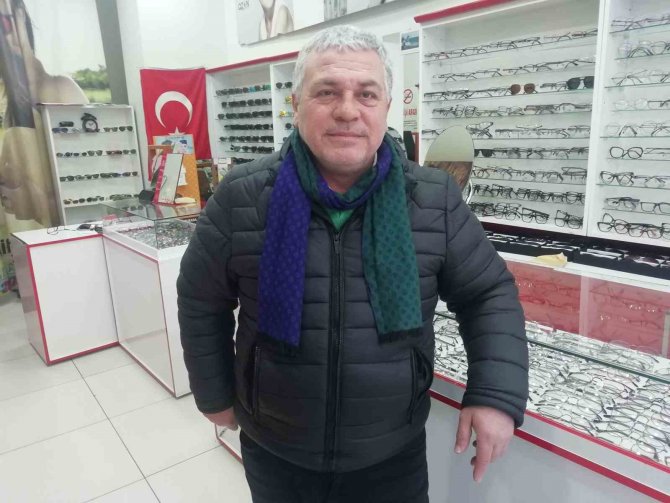 Arkadaşları Okula Geri Dönerken O Işıklarda Dilencilik Yapıyor