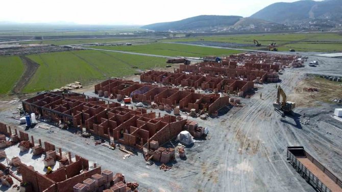 Bakan Kurum: “Kalıcı Konutlarımızı Tamamlayana Kadar Vatandaşımızı Mağdur Etmeyeceğiz”