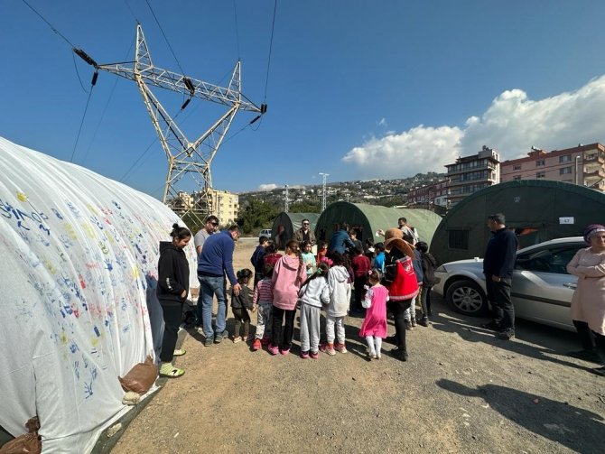 Denizli Büyükşehir Deprem Bölgesinde Çocuk Oyun Alanları Kurdu