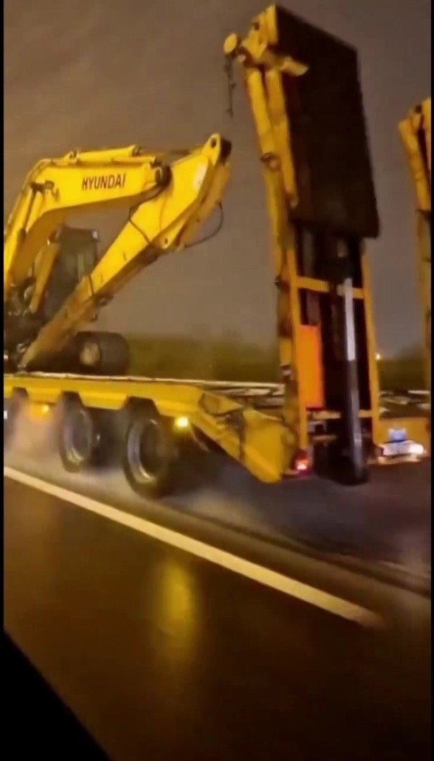 Deprem Bölgesine İş Makinesini Yetiştirmek İçin Hızla Giden Tırın Şoförü Konuştu