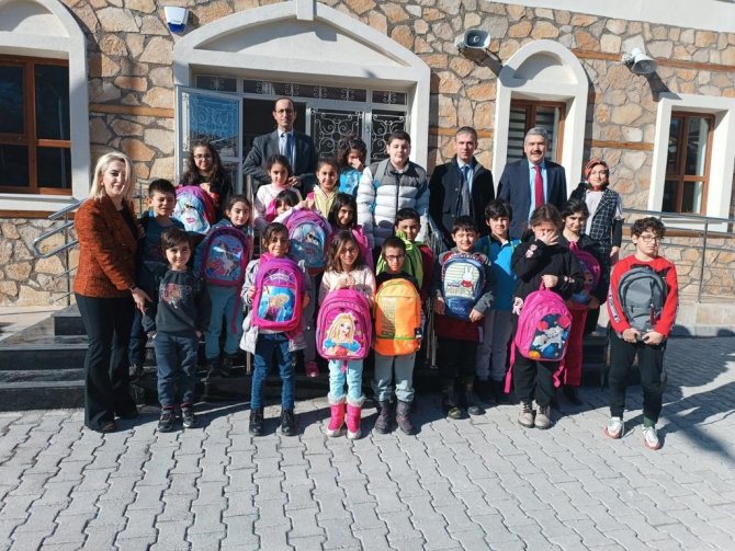 Eyuder’den Depremzede Öğrencilere Kırtasiye Yardımı