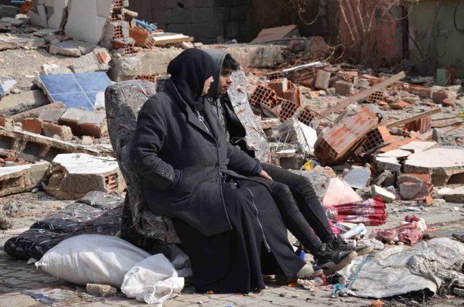 Depremde Objektiflere Yansıyan Acı Hatıralar