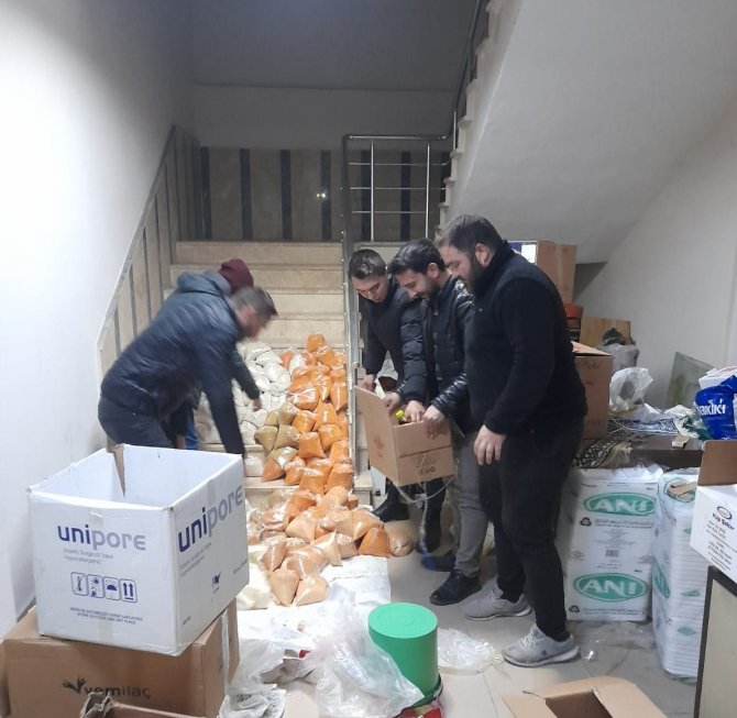 Erdoğmuş Köyünden Depremzedelere Bir Kamyon İnsani Yardım Malzemesi