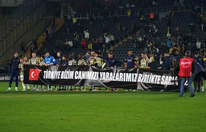 Fenerbahçe’den Maç Sonu Anlamlı Pankart