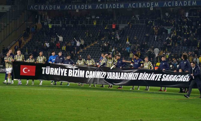 Fenerbahçe’den Maç Sonu Anlamlı Pankart