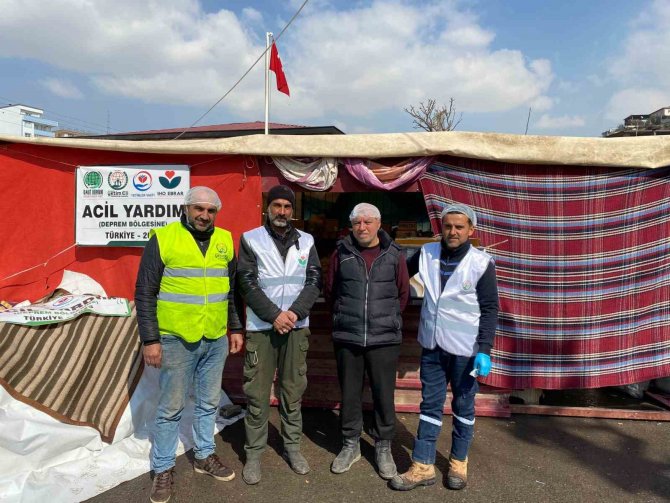Gercüşlü Aşçılardan Depremzedelere Sıcak Yemek