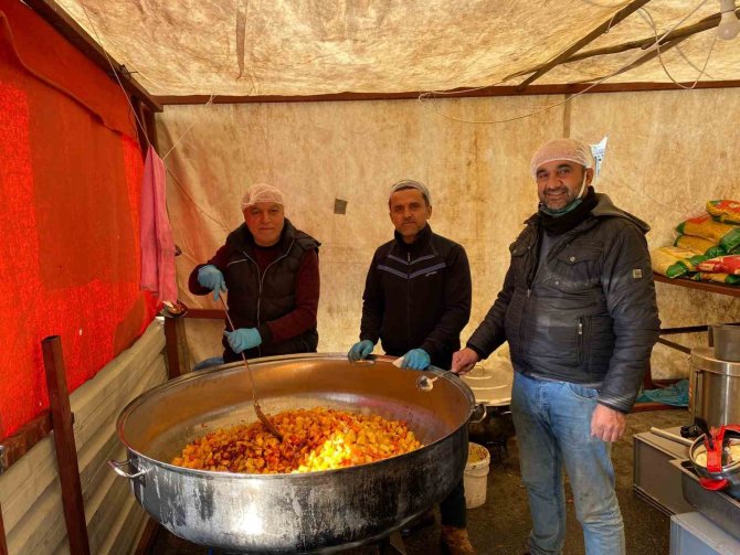 Gercüşlü Aşçılardan Depremzedelere Sıcak Yemek