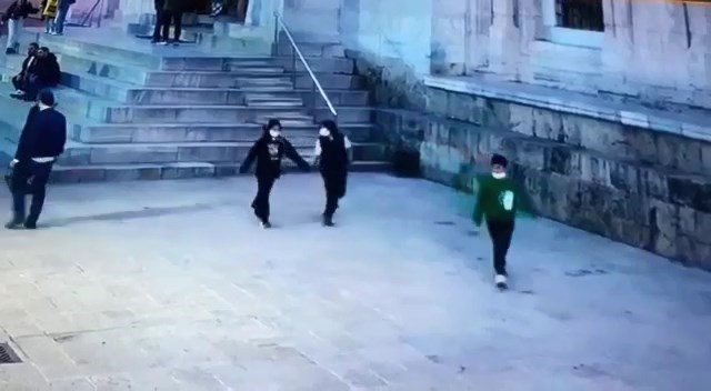 Tarihi Ulucami’de Namaz Kılar Gibi Yapıp Telefonu Böyle Çaldı