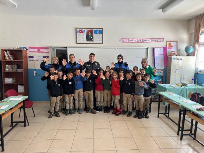 Hakkari Polisi Çocuklara Unutulmaz Bir Gün Yaşattı