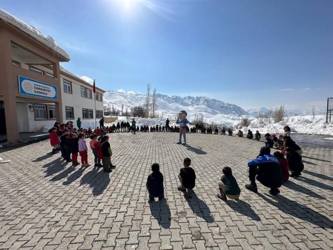 Hakkari Polisi Çocuklara Unutulmaz Bir Gün Yaşattı