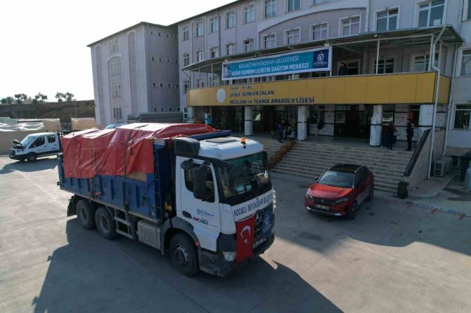 Her Gün 300 Aile Yardım Götürüyorlar
