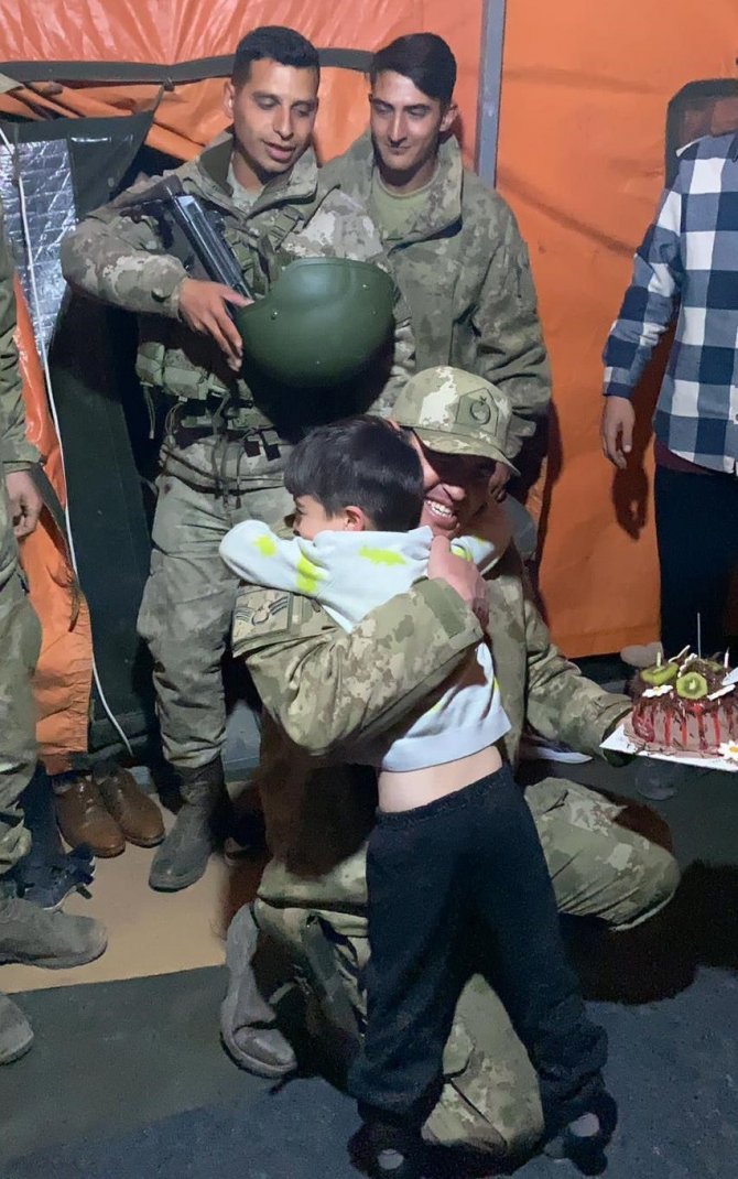 Mehmetçikten 5 Yaşına Giren Çocuğa Doğum Günü Sürprizi