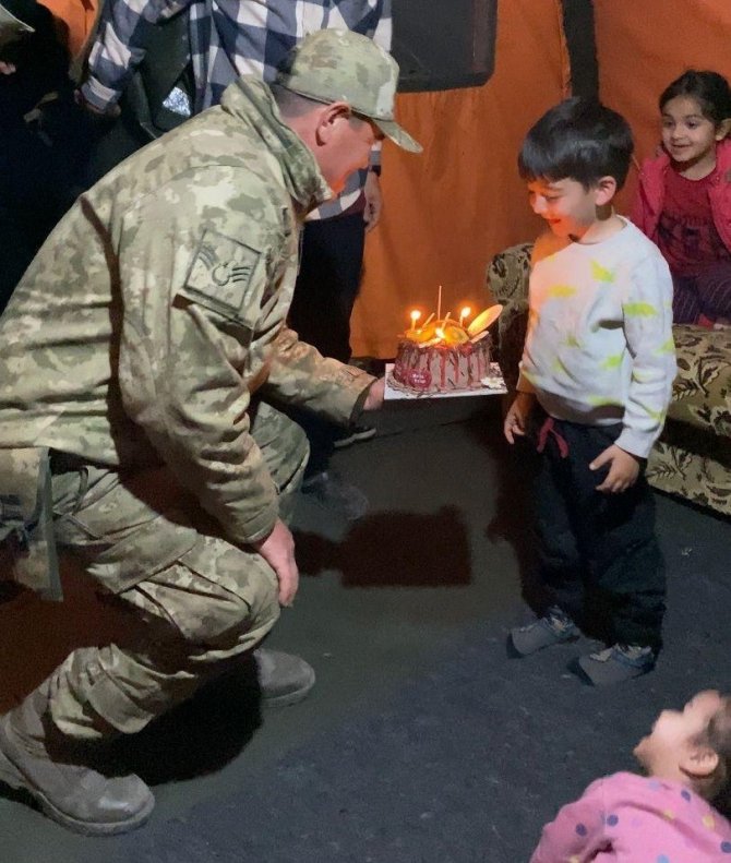 Mehmetçikten 5 Yaşına Giren Çocuğa Doğum Günü Sürprizi