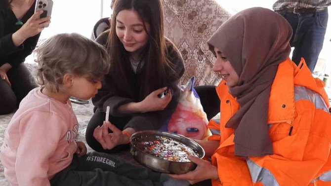 Hatay’da Depremzede 3 Yaşındaki Çocuğa Doğum Günü Sürprizi