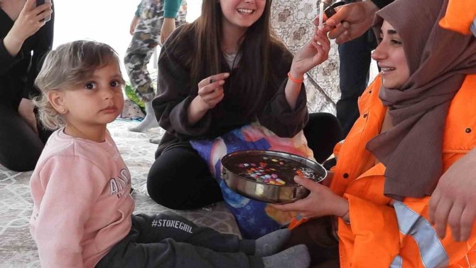 Hatay’da Depremzede 3 Yaşındaki Çocuğa Doğum Günü Sürprizi
