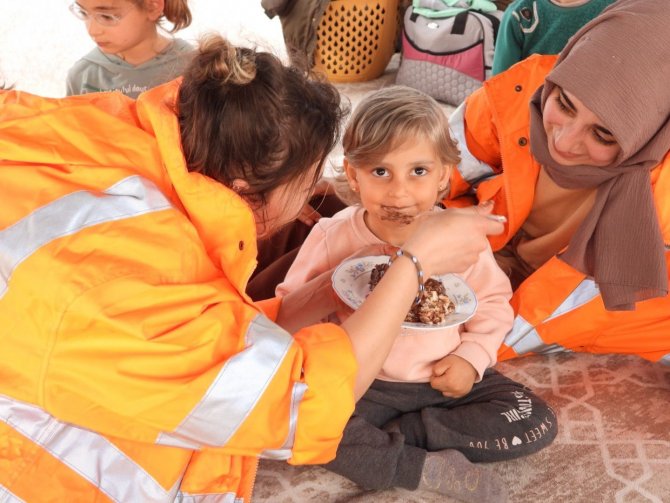 Hatay’da Depremzede 3 Yaşındaki Çocuğa Doğum Günü Sürprizi