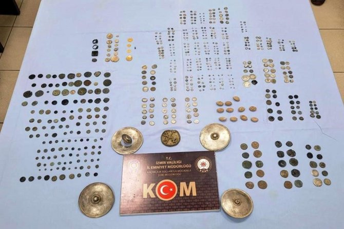 İ̇zmir Polisinden Tarihi Eser Kaçakçılarına Operasyon