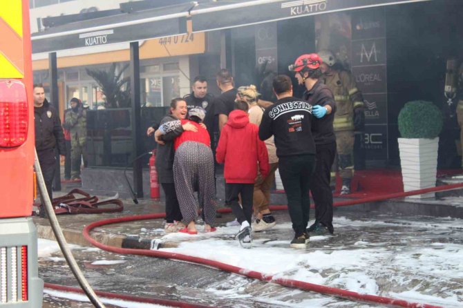 İ̇zmir’de Kozmetik Mağazası Deposunda Yangın: Mahsur Kalanlar Var