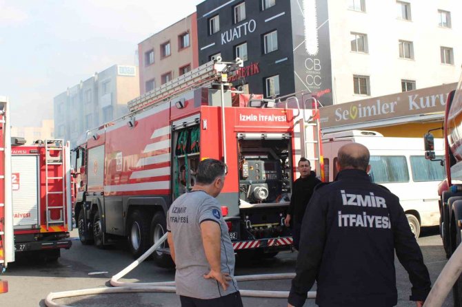 İ̇zmir’de Kozmetik Mağazası Deposunda Yangın: Mahsur Kalanlar Var