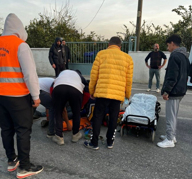 İ̇zmir’de Otomobil Takla Attı: 2 Yaralı