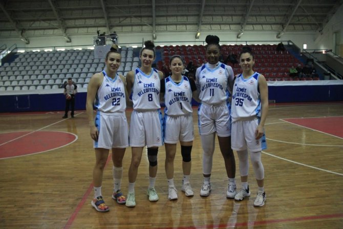 İ̇zmit Perileri Hazırlık Maçından Başarıyla Ayrıldı