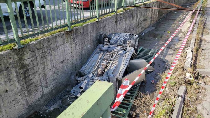 Kağıthane’de Otomobil Dereye Uçtu: 3 Yaralı