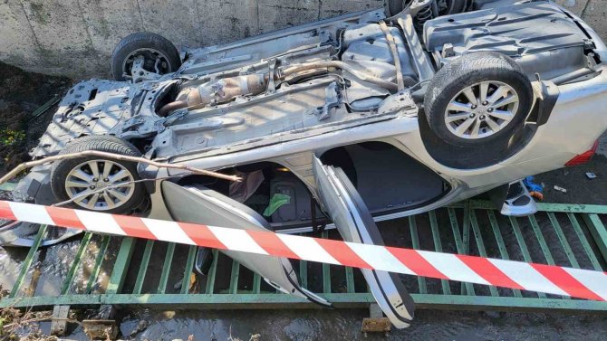 Kağıthane’de Otomobil Dereye Uçtu: 3 Yaralı