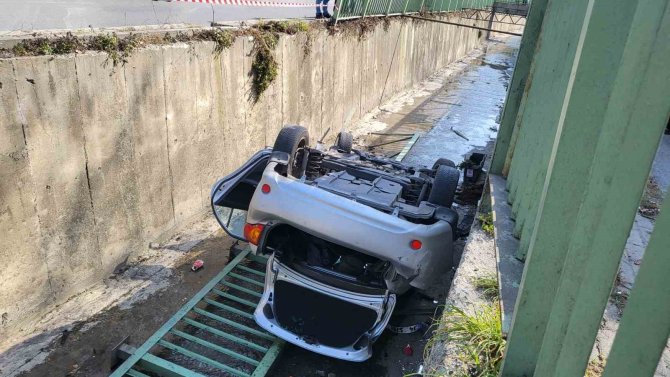 Kağıthane’de Otomobil Dereye Uçtu: 3 Yaralı