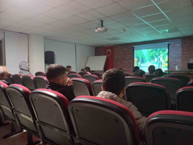 Depremzedelere Sinema Gecesi Düzenlendi
