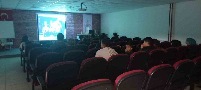 Depremzedelere Sinema Gecesi Düzenlendi