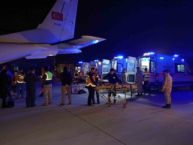 Adana’dan 6 Yaralı Depremzede Daha İ̇stanbul’a Getirildi