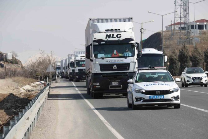 Pakistan’dan Çıkan Yardım Tırları Konvoy Halinde Görüntülendi