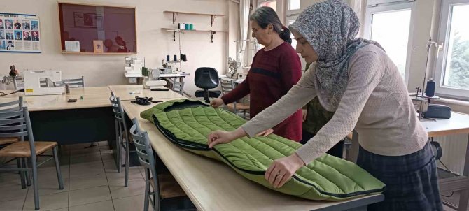 Depremzedeler Üşümesin Diye Makinenin Başına Geçtiler