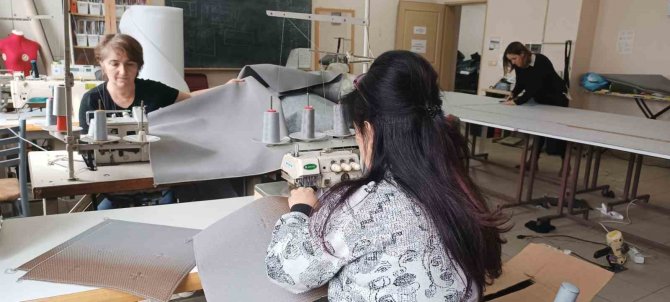 Depremzedeler Üşümesin Diye Makinenin Başına Geçtiler