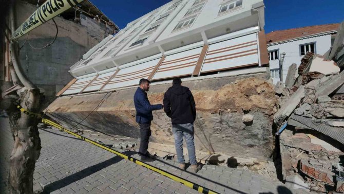 İ̇bretlik Binayı Görenler Fotoğraf Çektirmeden Geçmiyor