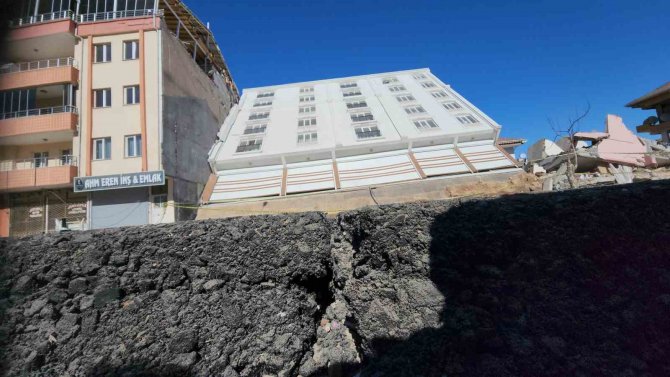 İ̇bretlik Binayı Görenler Fotoğraf Çektirmeden Geçmiyor