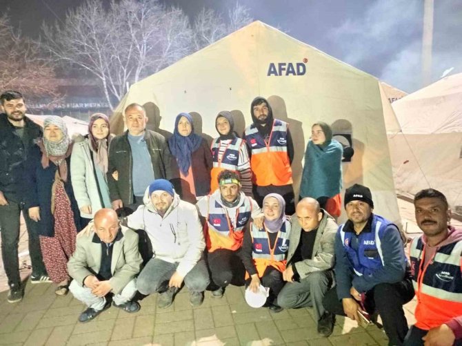 Afad Gönüllülerinden, Depremzedelere Doğum Günü Sürprizi