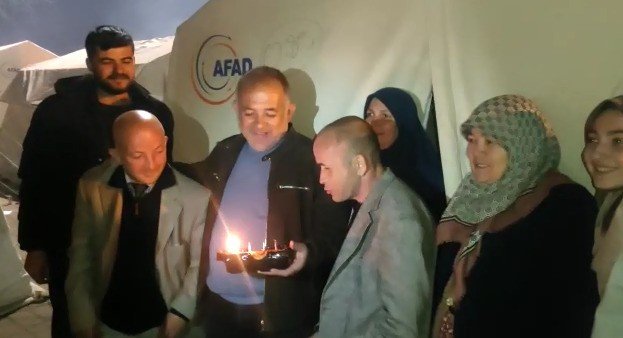 Afad Gönüllülerinden, Depremzedelere Doğum Günü Sürprizi