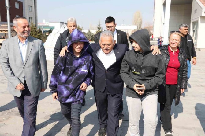 Kayseri Büyükşehir’den Depremzede Öğrencilere Ücretsiz Ulaşım İ̇mkanı