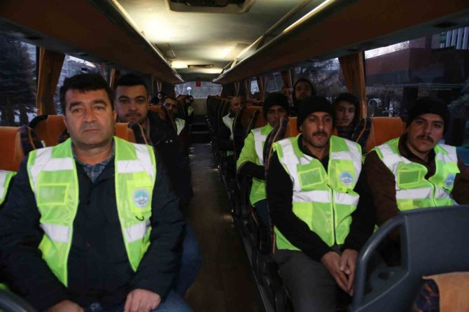 Büyükşehir’den Deprem Bölgesine Sabahın İlk Işıklarında 14 Kişilik Ekip Sevk Edildi