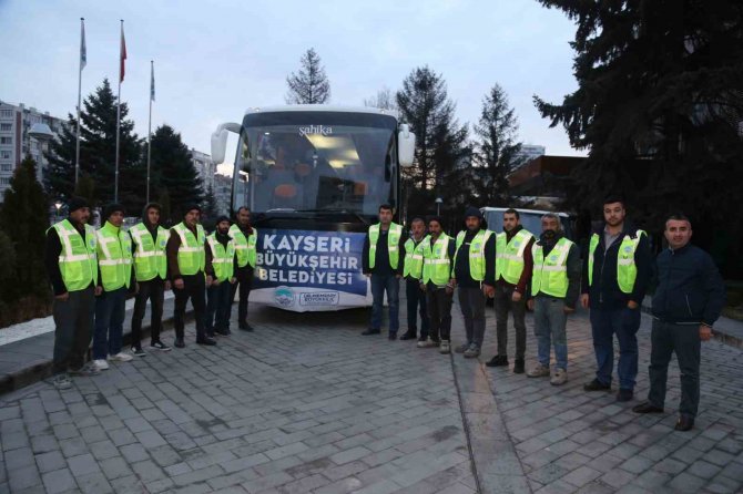 Büyükşehir’den Deprem Bölgesine Sabahın İlk Işıklarında 14 Kişilik Ekip Sevk Edildi