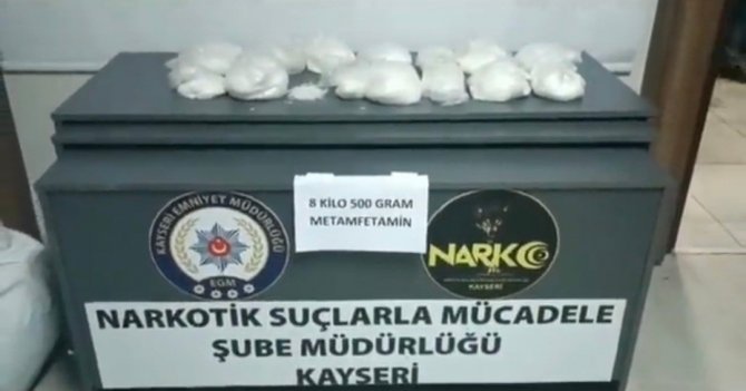 Uyuşturucu Tacirleri ’Jack’in Hassas Burnundan Kaçamadı: 8,5 Kilo Uyuşturucu Ele Geçirildi