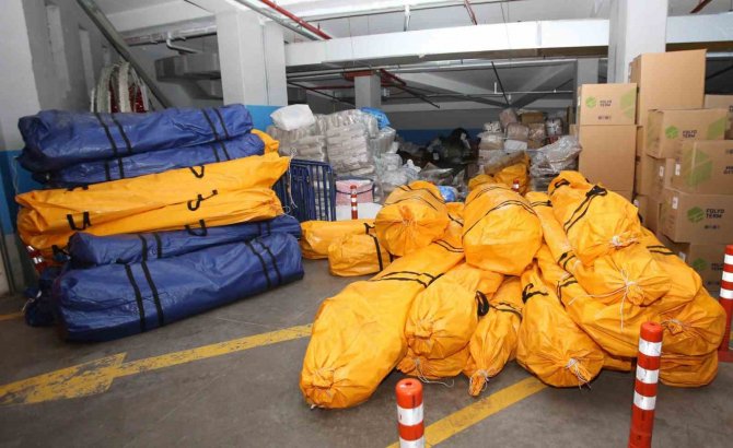 Küçükçekmece Belediyesinden Deprem Seferberliği: Bölgeye Yardımlar Sürüyor