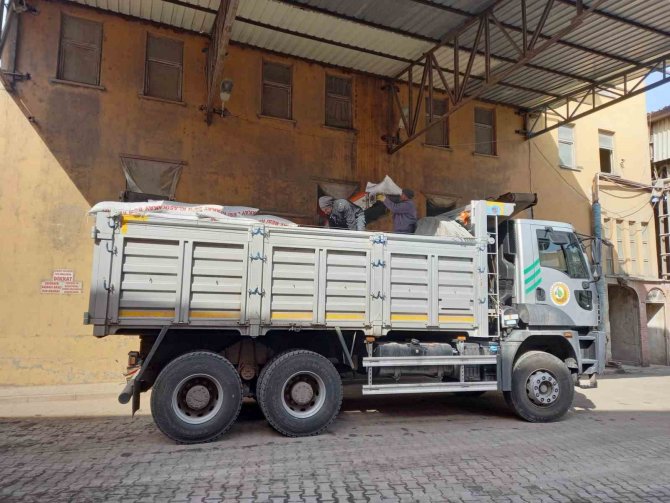 Kütahya’dan Deprem Bölgesine 11,5 Ton Besi Ve Süt Yemi Gönderildi
