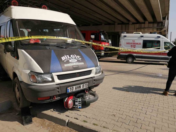 Manisa’da Minibüs Motosiklete Çarptı: 1 Ölü