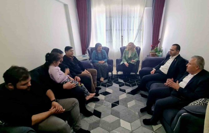 Milletvekili Gökcan Depremde Annesi Vefat Eden Uzman Çavuş’u Taziyede Bulundu