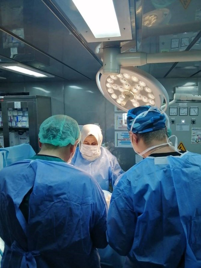 Bayraktar Gemisinde Depremzedelere Ameliyat Hizmeti