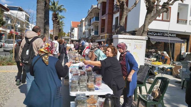 Datçalı Kadınlar Depremzedeler İçin Hayır Panayırı Düzenledi