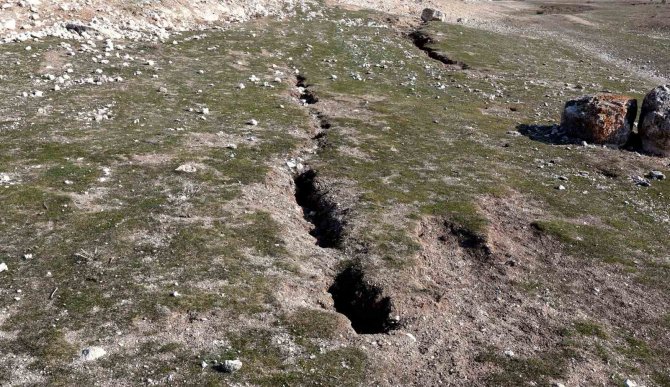 Niğde Ve Konya Depreminde Aksaray’da Yol Ve Araziler Yarıldı